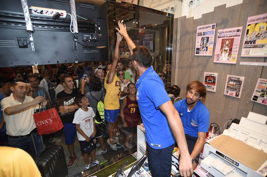 Un cinque ai fan attraverso le vetrine del Gazzetta Store (Ciamillo)